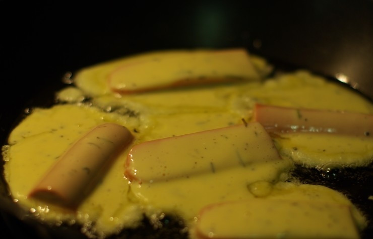 1. Этап. Сосиски в кляре: Затем хорошенько разогреваем сковородку. Вливаем в нее масло и переносим наши сосиски. При помощи ложки вливаем кляр. Обжариваем.