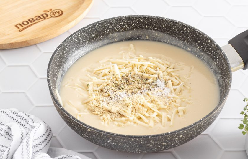 1. Этап. Цветная капуста с картошкой в духовке: В конце добавьте тертый сыр, соль и все специи, перемешайте и снимите с плиты.