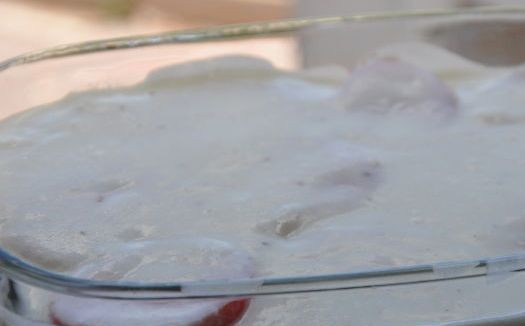 1. Этап. Запеканка из кабачков с помидорами: Заливаем овощи приготовленным соусом.