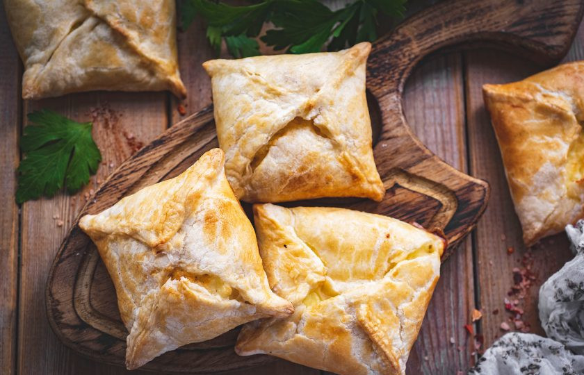 1. Этап. Хачапури из слоеного теста с сыром и творогом: Готовые хачапури подавайте сразу же к столу.