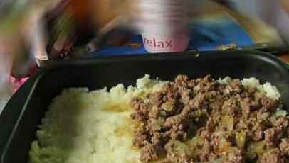 1. Этап. Запеканка из говядины: На смазанную форму уложить половину картофеля, затем мясо с луком и специями.