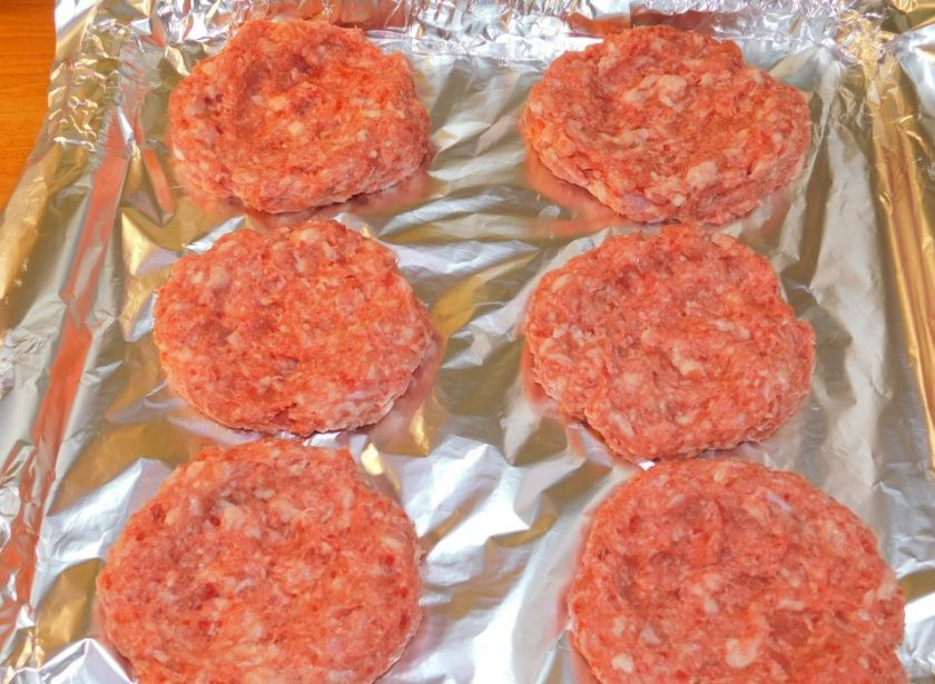 1. Этап. Мясные гнезда в беконе: Из фарша сформируйте шарики, немного их прижмите и сделайте в центре небольшие углубления.