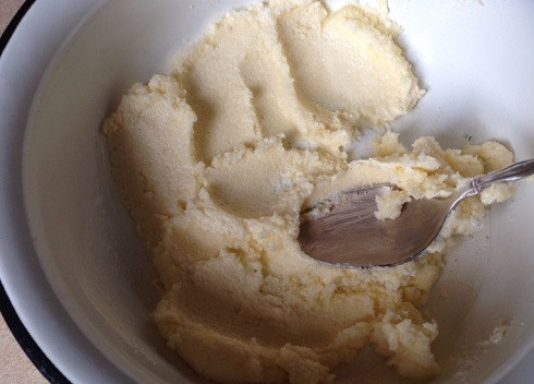 1. Этап. Рецепт вафельного теста для электровафельницы: Масло должно быть мягким, слегка его растопите, а затем смешайте с сахаром, обычным и ванильным.