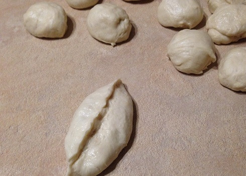 1. Этап. Дрожжевые пирожки с картофельной начинкой: Тщательно защипываем края, формируем пирожок.