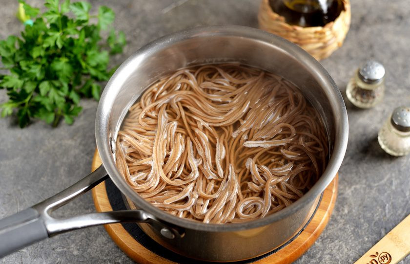 1. Этап. Лапша по-корейски с курицей: Вскипятите в сотейнике воду, отварите в ней лапшу. Как правило, это 3-6 минут, в зависимости от сорта лапши.