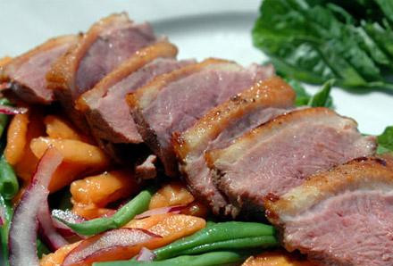 1. Этап. Утка с зеленой фасолью и папайя: Нарезаем прожаренную утку на пластины и кладем на тарелку с салатом. Сверху заправляем базиликом.