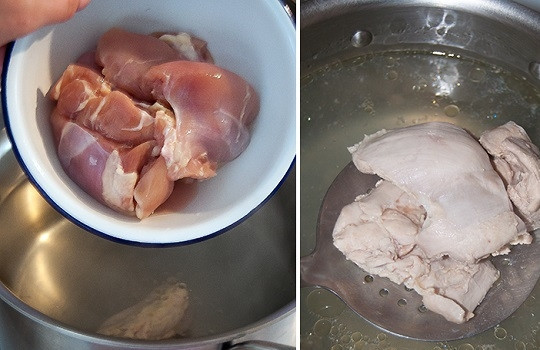 1. Этап. Самый вкусный борщ: Шаг 2. Для начала необходимо сварить мясной бульон. Мясо вымойте, выложите в кастрюлю и залейте водой. Добавьте лавровый лист. После закипания уберите огонь до минимума и варите до мягкости мяса (время зависит от того, какое именно мясо вы выбрали). Аккуратно достаньте его из бульона после готовности.