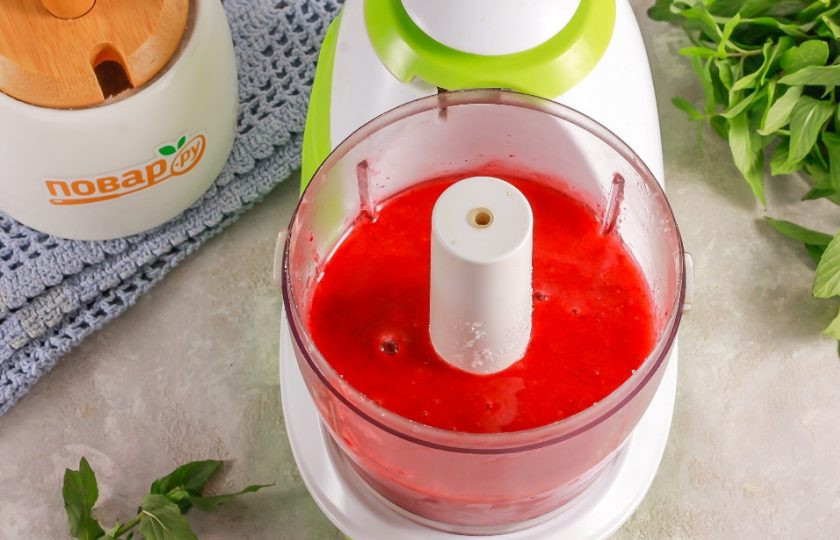 1. Этап. Свежая клубника с сахаром до весны: Измельчите все в течение 3-4 минут на пульсирующем режиме техники.