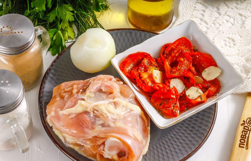 1. Этап. Курица с вялеными помидорами: Подготовьте указанные ингредиенты. Лук очистите и промойте в воде, мясо птицы также промойте в воде, обсушите бумажными салфетками.