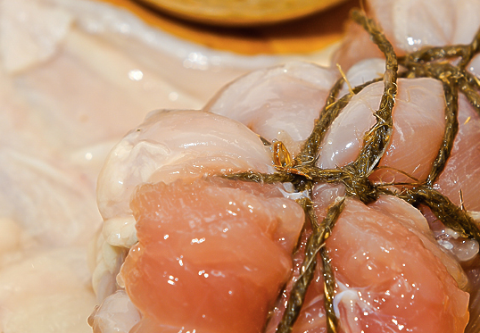 1. Этап. Бастурма из куриной грудки: Затем обсушите курицу хорошенько бумажными полотенцами. Плотно перевяжите бечевкой две грудки, предварительно смазав их смесью специй. Это могут быть: смесь перцев, хмели-сунели, другие приправы.