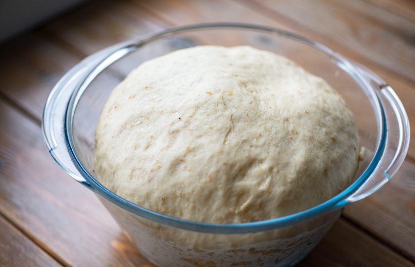 1. Этап. Булочки с овсяными хлопьями: Минут через 30 сделайте одну обминку теста и оставьте дальше подходить еще на 30-60 минут под кухонным полотенцем.