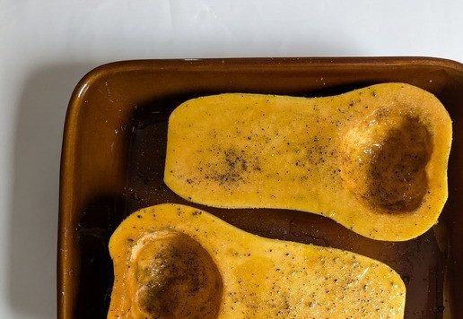 1. Этап. Тыква, фаршированная креветками и сыром: Хорошо обмазать маринадом, посолить и поперчить. Выпекать в духовке при 180 градусах до мягкости, у меня была готова через 35 минут.