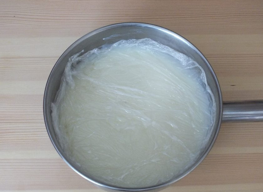 1. Этап. Пирожные с кремом и ягодами: Готовый крем закройте пищевой пленкой и оставьте остывать.