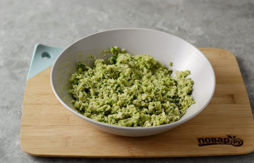 1. Этап. Фалафель из фасоли: Измельчите в мясорубке фасоль, лук, очищенный чеснок и крупно порезанную зелень.