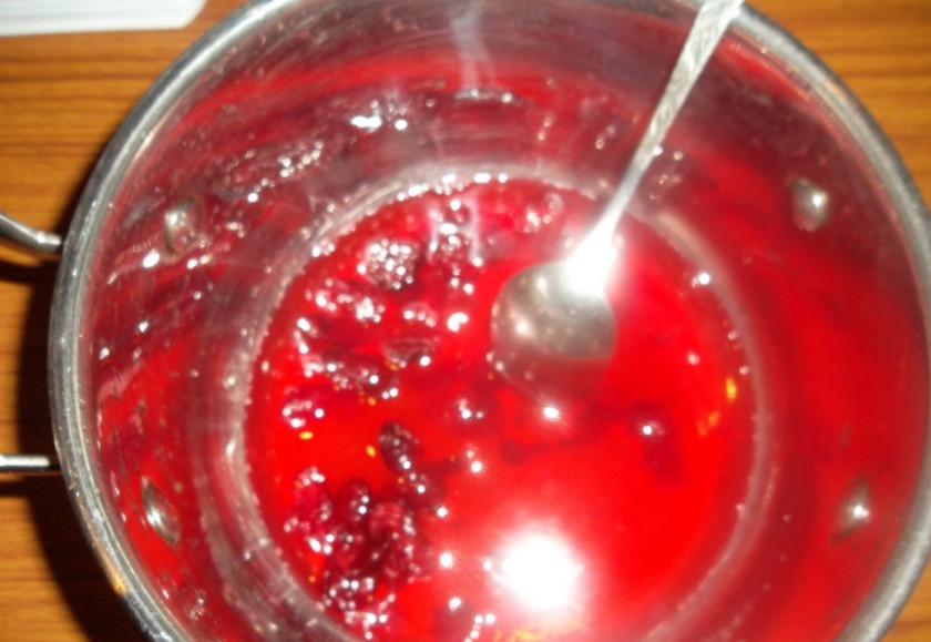 1. Этап. Диетический десерт из тыквы: 4. После достаю и остужаю тыкву, тем временем готовлю соус: вишню мою и очищаю от косточек, перекладываю её в сотейник, добавляю оставшийся сахар, в 100 миллилитрах воды развожу крахмал, вливаю его к вишне, отправляю на огонь и довожу до кипения, после готовлю 10 минут на слабом огне.