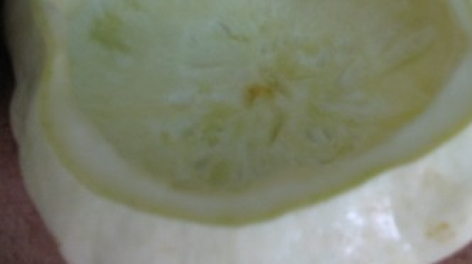 1. Этап. Патиссоны, фаршированные курицей: У патиссонов срежьте плодоножки, таким образом, чтобы образовались чашечки. Мякоть вынимаем ложкой.