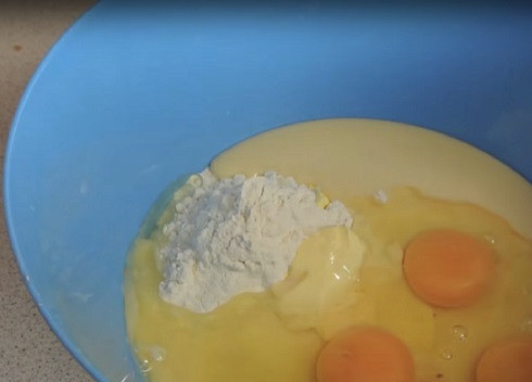 1. Этап. Кекс на сгущенном молоке: Добавим яйца.