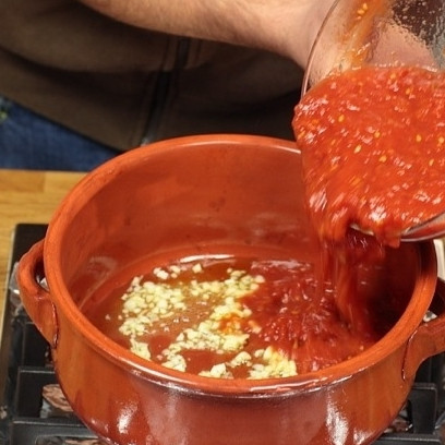 1. Этап. Фасоль тушеная с помидорами: Фасоль замочить на ночь в холодной воде, затем отварить почти до полной готовности. В кастрюле обжарить на масле мелко нарезанный чеснок. Помидоры мелко нарезать или натереть на крупной терке, добавить в кастрюлю к слегка обжаренному чесноку.