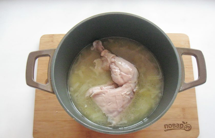 1. Этап. Суп Пашкет: В кастрюлю с супом добавьте бульон, выложите отварное мясо или курицу.