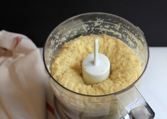 1. Этап. Имбирно-чесночная паста: 2. Выложите чеснок в чашу блендера, измельчите, а после добавьте имбирь, соль и сок лимона.