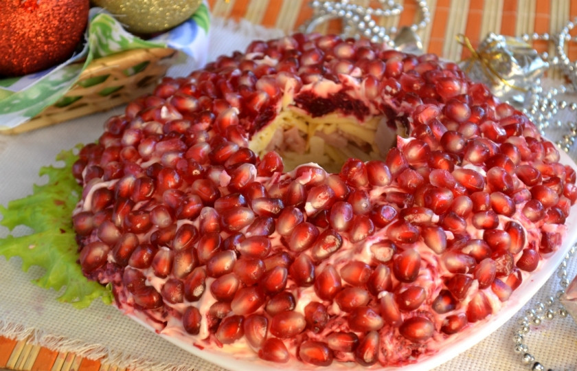 1. Этап. Салат Гранатовый браслет с копченой курицей: Последний слой декоративный, плотно выложите зерна граната по всей поверхности салата. Оставьте салат на 15 минут, чтобы все слои пропитались, затем аккуратно выньте стакан. Приятного аппетита!