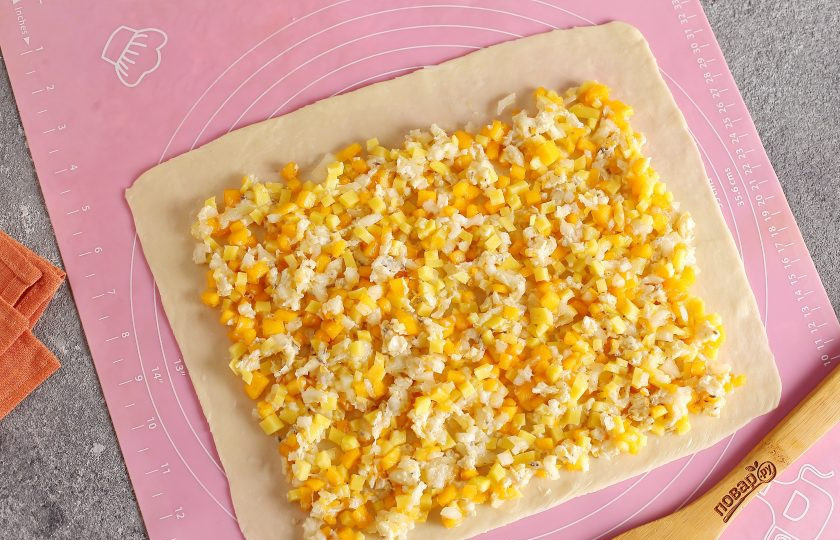 1. Этап. Рулет с тыквой на пару: Рабочую поверхность и скалку смажьте растительным маслом. Тесто для удобства разделите на 2-3 части. Каждый кусочек раскатайте в форме прямоугольника, чем тоньше получится, тем лучше. Выложите ровным слоем начинку, отступив с трех сторон примерно на 1,5-2 см.