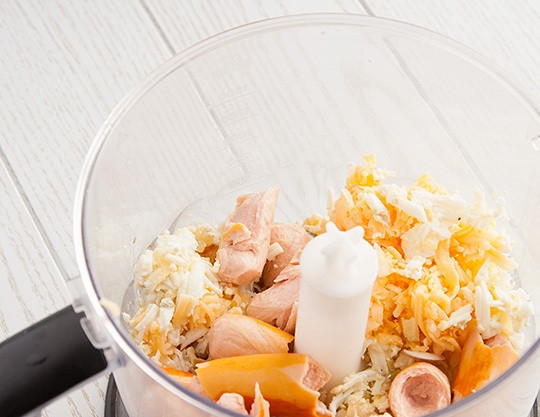 1. Этап. Помидоры с сырной начинкой: 3. Теперь отправляем в блендер сосиски, обжаренный лук, натертый сыр и яйца. Измельчаем все до состояния паштета.