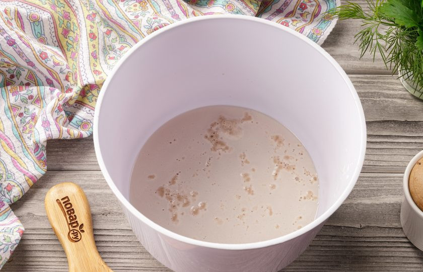 1. Этап. Пирог Семейный: В глубокой миске соедините тёплую воду, сахар и дрожжи. Перемешайте и дайте постоять 10-15 минут.