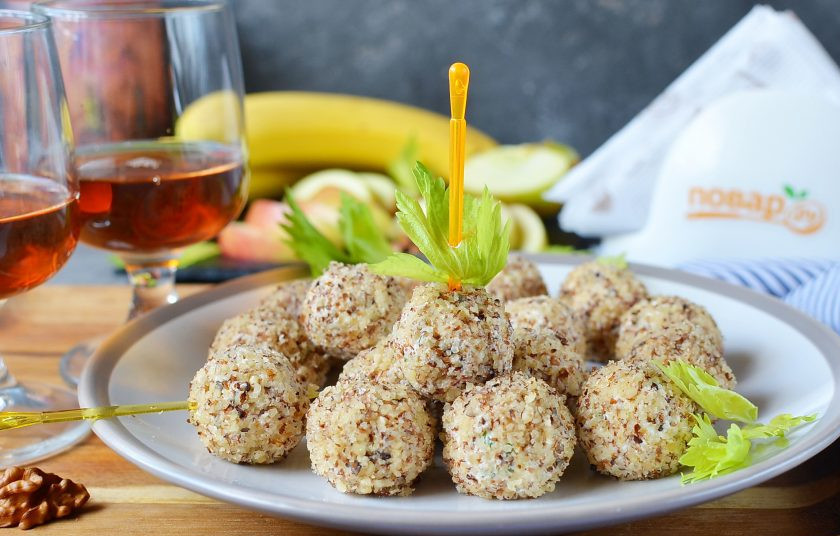 1. Этап. Закуска под коньяк: Подавайте сырные шарики со шпажками или вилочками для десерта.