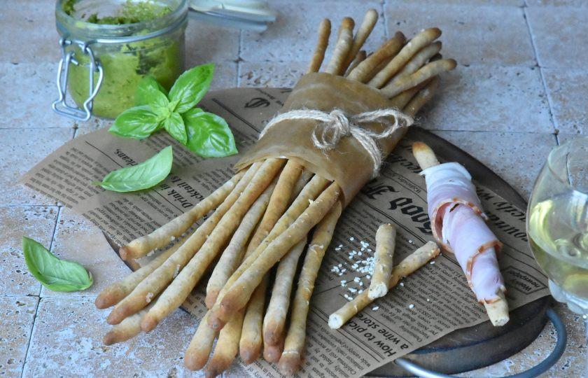 1. Этап. Гриссини на закваске: Итальянские хлебные палочки гриссини готовы. Очень вкусные и ароматные. Из данного количества теста получается 19 палочек на всю длину противня.