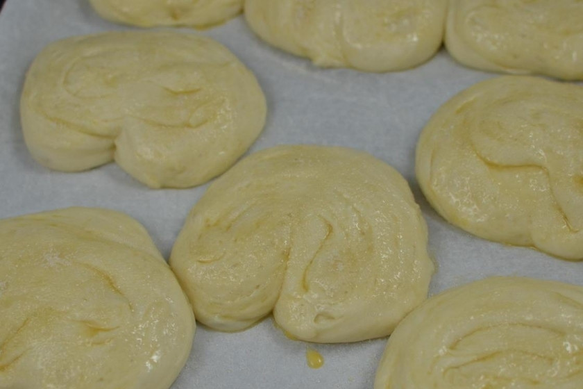 1. Этап. Булочки московские: Затем булочки выкладываем на противень, застеленный бумагой для выпекания. Накрываем полотенцем и даем булочкам постоять при комнатной температуре еще час.