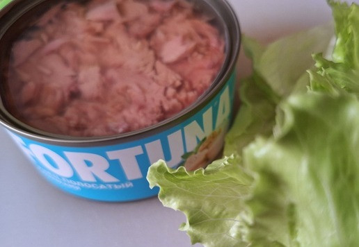 1. Этап. Салат с тунцом и чесноком: Листья салата промыть, обсушить, порвать руками