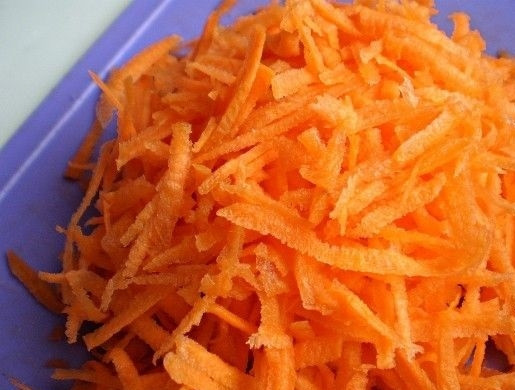 1. Этап. Салат с зеленой редькой: 3. Морковку очищаю, затем измельчаю на крупной терке. Сковороду разогреваю с растительным маслом, обжариваю лук с морковью до мягкости.