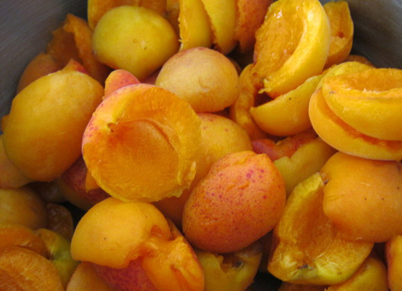 1. Этап. Варенье из абрикосов без воды: Разрезаем плоды пополам и удаляем и них косточку.