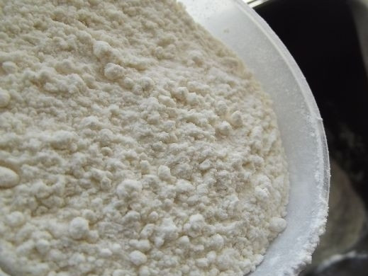 1. Этап. Хлеб на ряженке в хлебопечке: 5. Когда с жидкими ингредиентами закончили, всыпьте заранее просеянную муку.