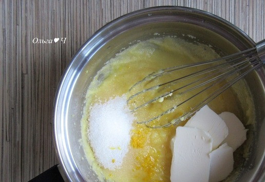 1. Этап. Торт Трио Браволли: Снимите с огня, добавьте сливочное масло, сахар, лимонную цедру и сок. Перемешайте.