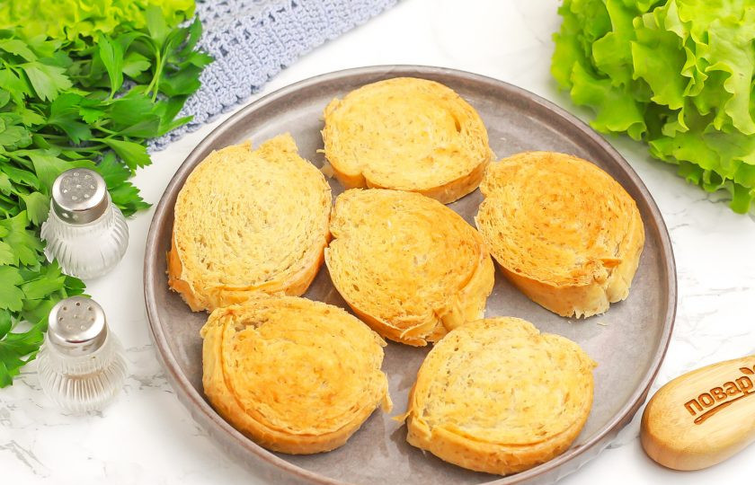 1. Этап. Тост с тунцом: Багет нарежьте ломтиками и смажьте растительным маслом. Подсушите в духовке 10 минут или на сковороде 3-5 минут с каждой стороны и остудите.