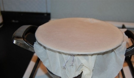 1. Этап. Осьминог по-итальянски: Дальше накрываем кастрюлю пергаментной бумагой и обматываем веревкой вокруг. Лишнюю бумагу по краям лучше отрезать во избежание пожара. Накрываем крышкой и ставим на маленький огонь на минут 40.