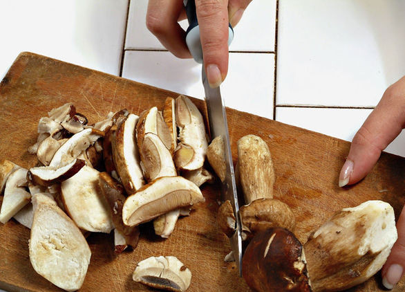 1. Этап. Маринованные белые грибы с уксусом: 2. Средние грибы я нарезаю обычно на 4-6 частей. Они получаются вот такими.