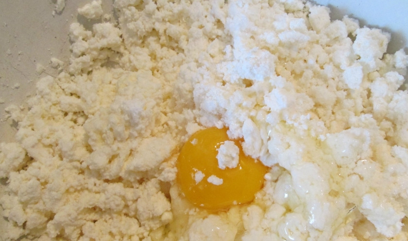 1. Этап. Ленивые вареники для малышей: 1. Сначала до однородности петерираем творог с яйцом и сахаром, а потом уже к ним всыпаем муку.