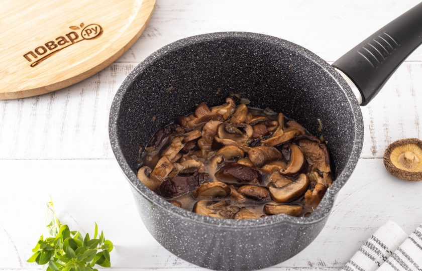 1. Этап. Грибной суп на кокосовом молоке: Влейте немного воды и готовьте грибы еще 10 минут.