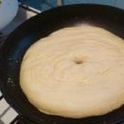 1. Этап. Лепешки слоеные: 5. Пожарить лепешки на растительном масле на среднем огне с двух сторон, до появления румяной корочки. Можно на тесто вместе с маслом положить нарезанный и промытый лук. Получатся вкусные луковые лепешки.