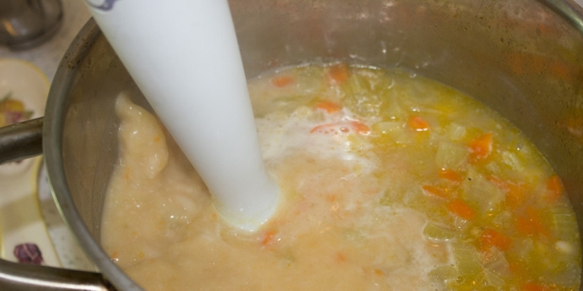 1. Этап. Суп-пюре из фасоли: 6. Снять суп с огня и взбить блендером до состояния пюре.