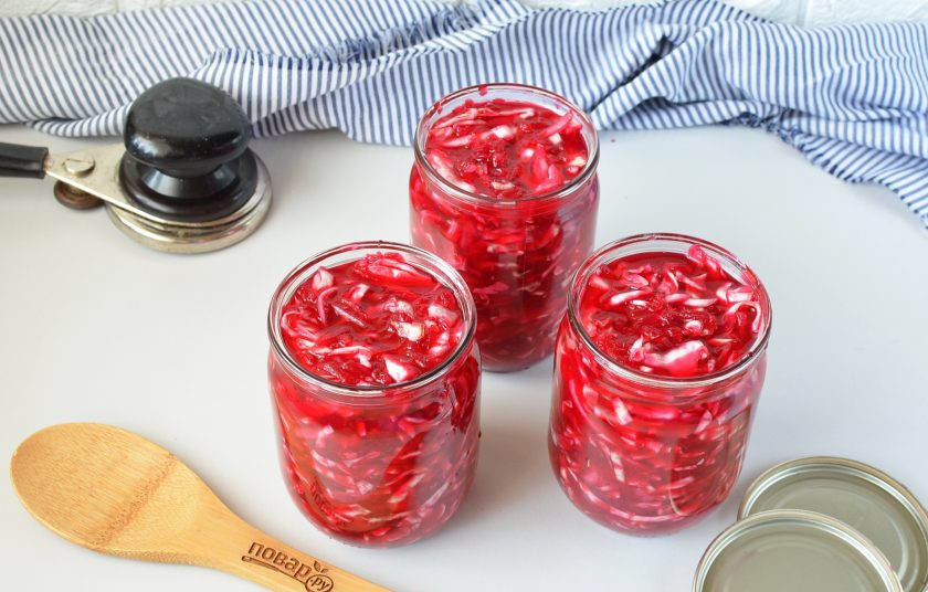 1. Этап. Салат с капустой на зиму: Стерильные баночки наполните салатом, уплотняйте капусту, чтобы не было воздушных пространств. Весь сок распределите поровну между баночками. У меня вышло ровно 3 банки. Поставьте баночки в большую кастрюлю, наполните ее водой до плечиков банок и доведите до кипения воду. Стерилизуйте салат 15 минут.