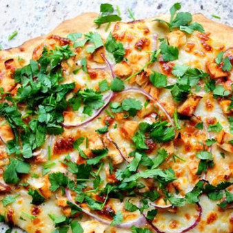 Пицца с курицей и сыром