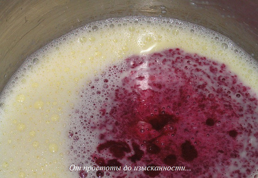 1. Этап. Торт Малиновая роскошь: Постоянно помешивая венчиком, снова доведите массу до 85°. Снимите с огня, добавьте малиновое пюре (для этого малину измельчите с помощью блендера, а затем протрите через сито и отмерьте нужное количество - 100 г).
