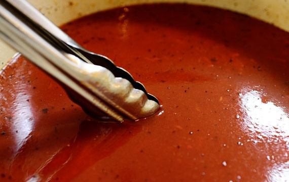 1. Этап. Острая тушеная говядина по-итальянски: Хорошенько перемешиваем, чтобы масса стала более однородной.