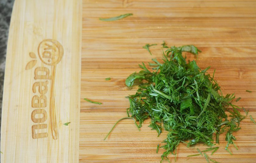 1. Этап. Лосось с соусом из горчицы и укропа: 3. Базилик и укроп нарежьте.