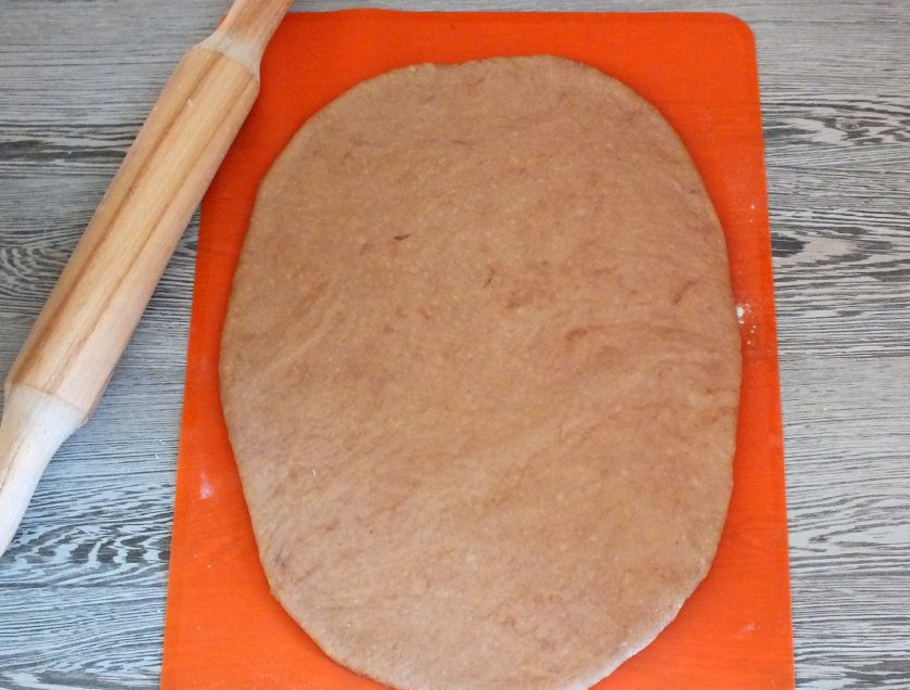 1. Этап. Дрожжевые булочки с какао: По истечении времени каждую часть обомните и раскатайте в пласт толщиной 0,5 см.