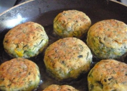 1. Этап. Кабачковые котлеты: И обжариваем на сковороде на растительном масле с обеих сторон до красивого румяного цвета. Жарим на среднем огне.